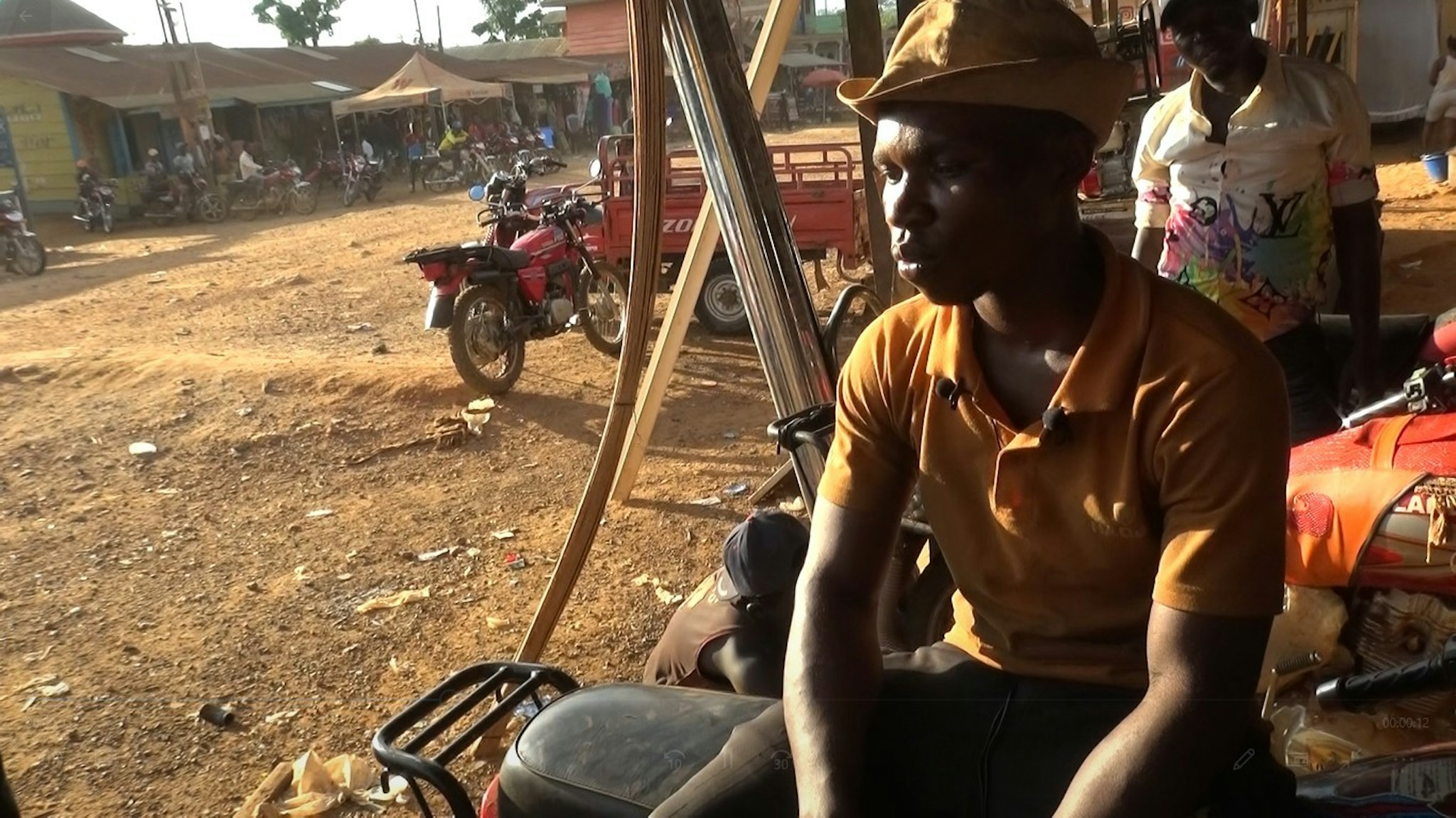 Amboko ancien creuseur dor est devenu Mecanicien des motos