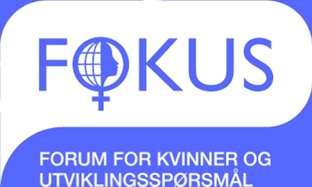 FOKUS LOGO HVIT NORSK USKIKKELIG BLA BAKGRUNN